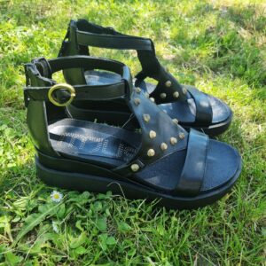 MJUS - Sandali in pelle con zeppa e borchie